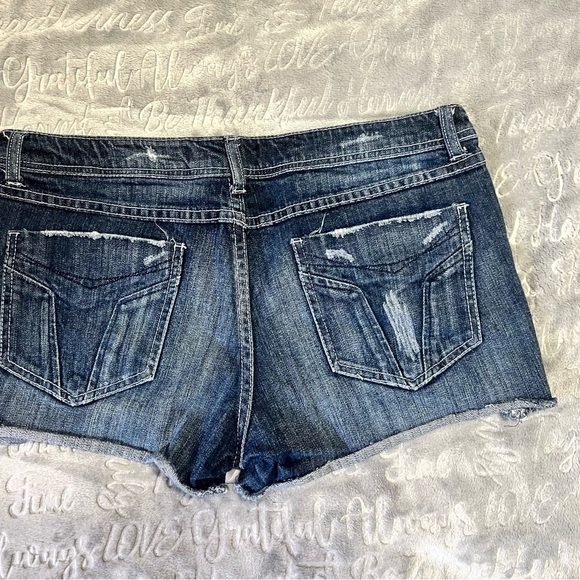 Miley Cyrus shorts - Picture 2 of 6